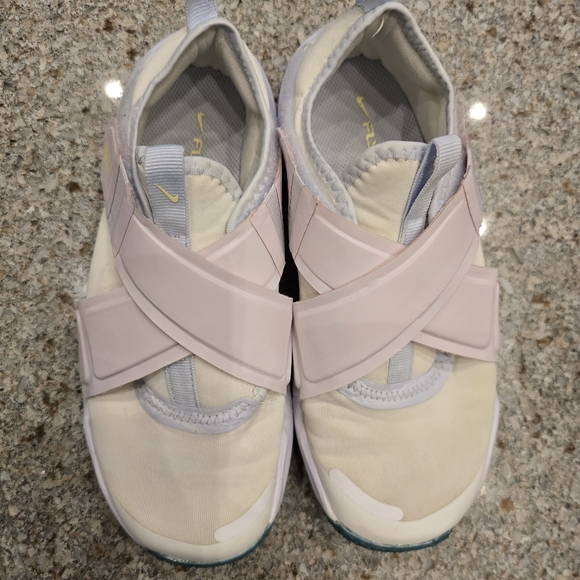 Nike Flex Advance FlyEase Sneaker - Picture 4 of 11